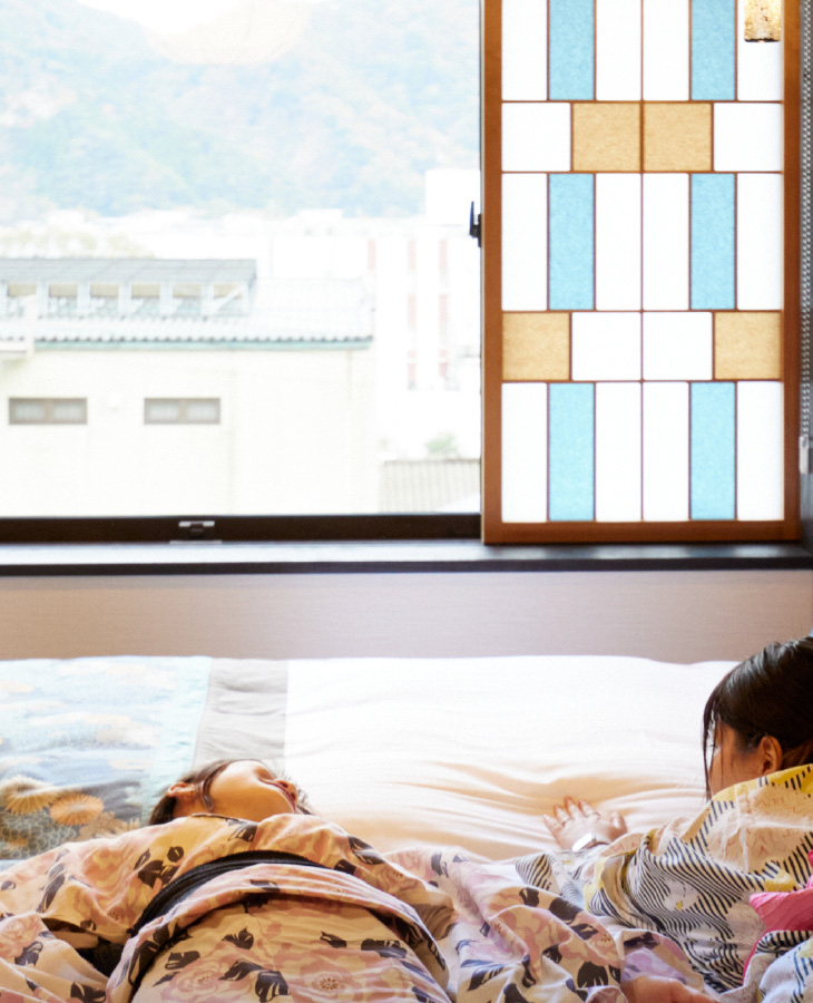 お部屋でくつろぐ女性の写真